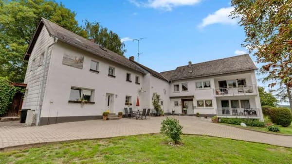 Immobilie in Immenreuth - Alleinlage am Weiher! Traumhaftes Anwesen mit 2 separaten Häusern und großzügigem Grundstück - Bild 3