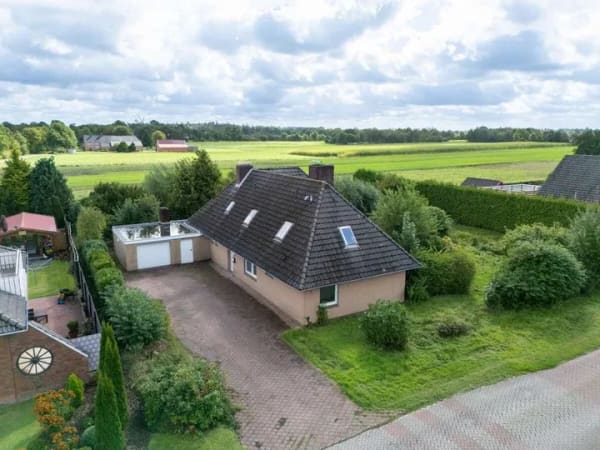 Immobilie in Großheide - Großzügiges Einfamilienhaus im Bungalow-Stil mit großem Grundstück & Feldblick - Bild 1