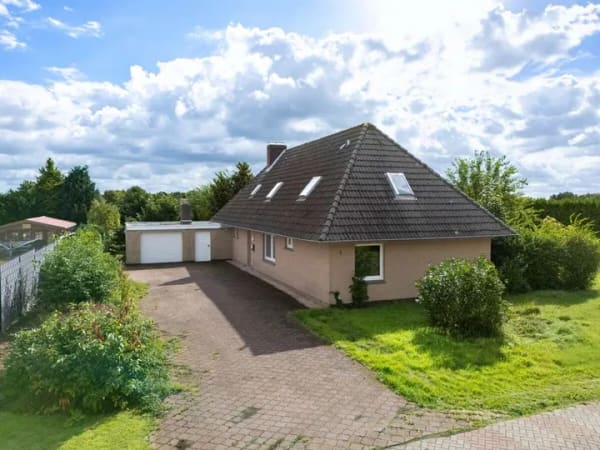 Immobilie in Großheide - Großzügiges Einfamilienhaus im Bungalow-Stil mit großem Grundstück & Feldblick - Bild 2