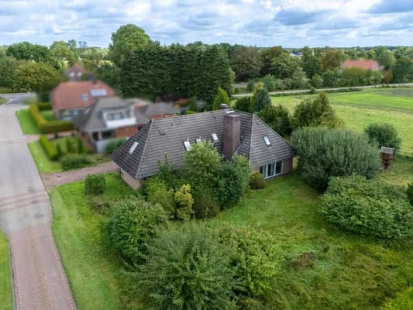 Immobilie in Großheide - Großzügiges Einfamilienhaus im Bungalow-Stil mit großem Grundstück & Feldblick - Bild 3