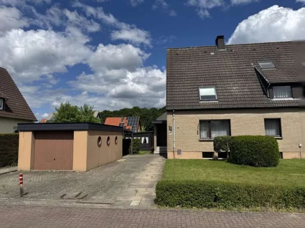 Immobilie in Leopoldshöhe - Raum für Neues: Doppelhaushälfte mit großem Grundstück und Entwicklungspotenzial! - Bild 2