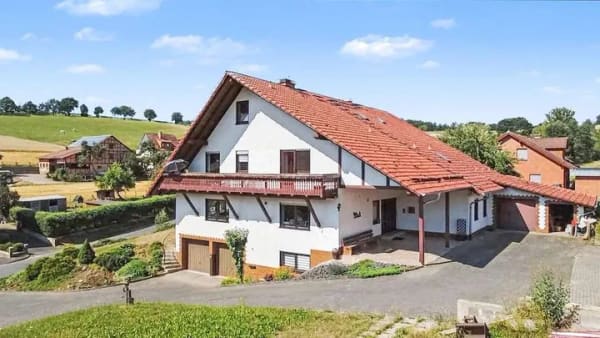 Immobilie in Alheim - Alheim: Großzügig wohnen, flexibel leben – Zweifamilienhaus mit außergewöhnlichem Platzangebot - Bild 0