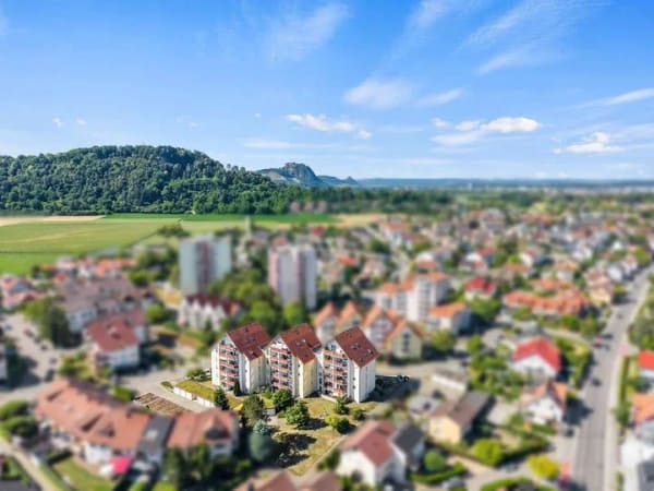 Immobilie in Rielasingen-Worblingen - Über den Dächern von Rielasingen - gepflegte 2 -Zimmer-Wohnung mit Südbalkon und Außenstellplatz - Bild 1