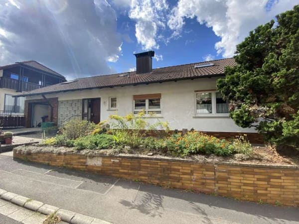 Immobilie in Gemünden am Main - Großzügiges Wohnhaus mit Weitblick und Einliegerwohnung - Bild 1
