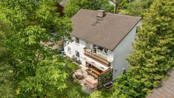 Immobilie in Glonn - Mehrfamilienhaus mit zwei Wohneinheiten plus Ausbaureserve im Dachgeschoss
 - Bild 1