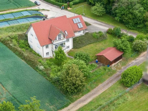 Immobilie in Ehekirchen - Charmantes Mehrfamilienhaus mit 3 Wohneinheiten in idyllischer Hanglage von Ehekirchen - Bild 2