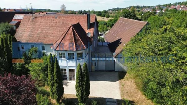 Immobilie in Feuchtwangen - Historisches Anwesen mit herrschaftlicher Hauptwohnung, viel Potenzial und idyllischem Garten - Bild 0