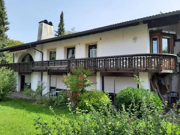 Immobilie in Isny im Allgäu - Viel Freiraum in Isny: Großzügiges Einfamilienhaus mit elf Zimmern - Bild 0
