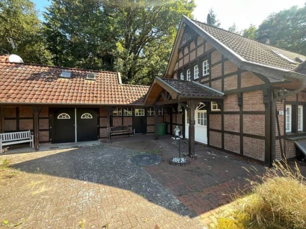 Immobilie in Hude (Oldenburg) - Junges Landhaus mit Nebengebäuden in Fachwerkbauweise im Außenbereich von 27798 Hude - Bild 1