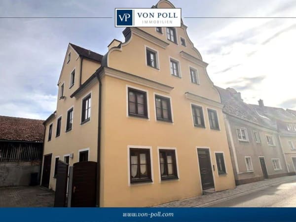 Immobilie in Oettingen i.Bay. - Mehrfamilienhaus mit 4 Wohneinheiten, Gewerbeeinheit, Hof, Garage & denkmalgeschütztem Nebengebäude - Bild 0