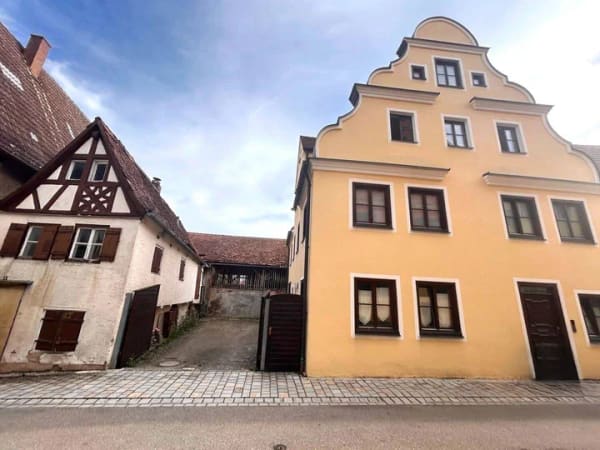 Immobilie in Oettingen i.Bay. - Mehrfamilienhaus mit 4 Wohneinheiten, Gewerbeeinheit, Hof, Garage & denkmalgeschütztem Nebengebäude - Bild 1