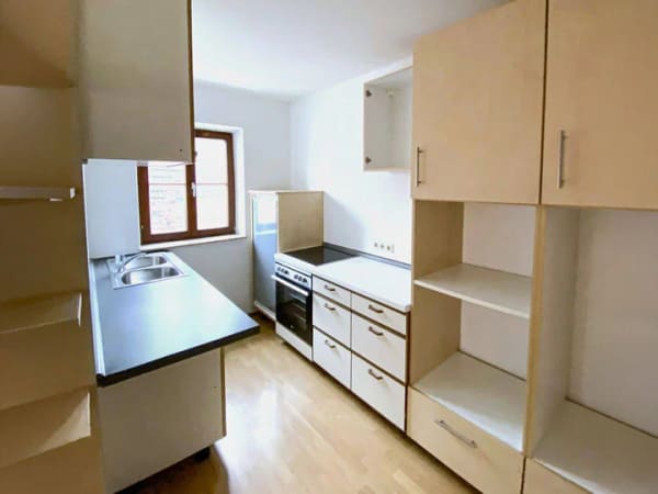 Immobilie in Oettingen i.Bay. - Mehrfamilienhaus mit 4 Wohneinheiten, Gewerbeeinheit, Hof, Garage & denkmalgeschütztem Nebengebäude - Bild 3