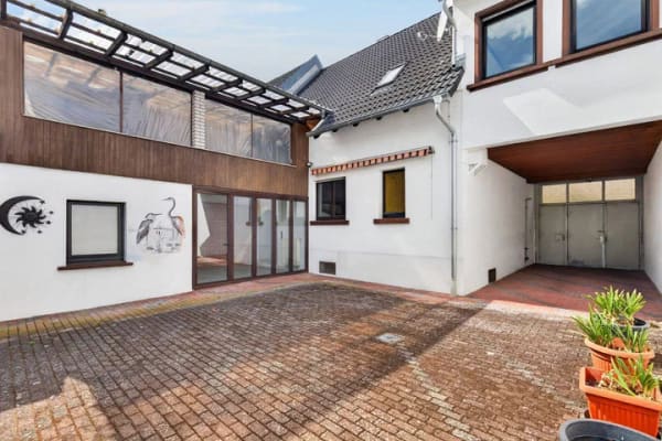 Immobilie in Oberhausen-Rheinhausen - Viel Raum zum Leben und Gestalten - Ein-Zweifamilienhaus mit großem Garten in Oberhausen-Rheinhausen - Bild 1