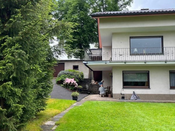 Immobilie in Kreuztal - Familienfreundliches Haus mit Balkon und zusätzlicher Einliegerwohnung - Bild 1