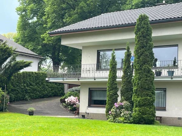 Immobilie in Kreuztal - Familienfreundliches Haus mit Balkon und zusätzlicher Einliegerwohnung - Bild 2
