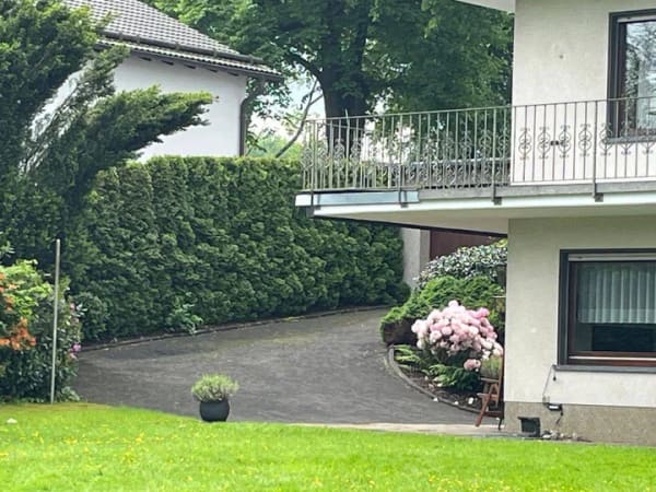 Immobilie in Kreuztal - Familienfreundliches Haus mit Balkon und zusätzlicher Einliegerwohnung - Bild 3