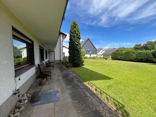 Immobilie in Kreuztal - Familienfreundliches Haus mit Balkon und zusätzlicher Einliegerwohnung - Bild 4