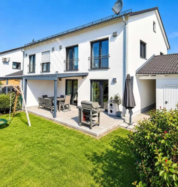 Immobilie in Postau - Moderne Doppelhaushälfte in Postau - 137 m² mit Garten, Terrasse & Garage - Bild 0