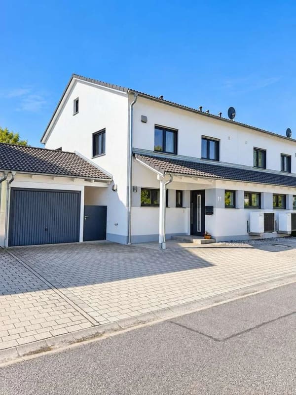 Immobilie in Postau - Moderne Doppelhaushälfte in Postau - 137 m² mit Garten, Terrasse & Garage - Bild 1