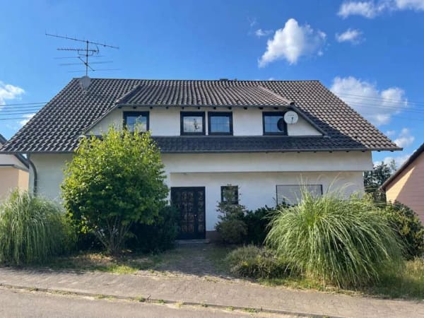 Immobilie in Sankt Wendel - Großzügige 120 m² Dachgeschosswohnung mit Kamin in St. Wendel-Bliessen/ Carport/Küche - Bild 0