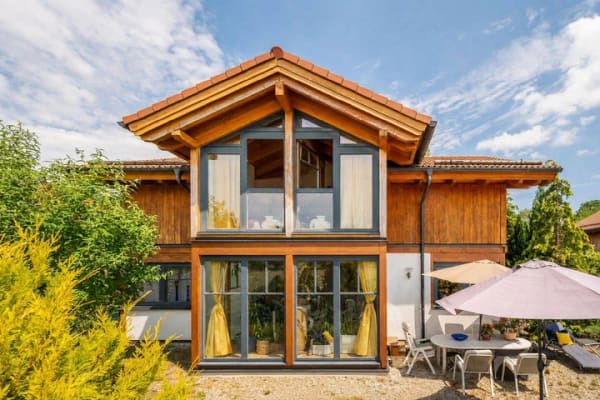 Immobilie in Anzing - AIGNER - Einfamilienhaus im Landhausstil mit traumhaftem Blick ins Grüne - Bild 0