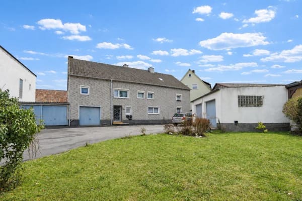 Immobilie in Iserlohn - Ca. 306 m² großes Zweifamilienhaus mit viel Potenzial, 6 Garagen zzgl. Halle in IS-Letmathe - Bild 0