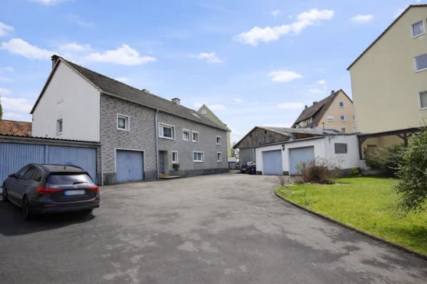 Immobilie in Iserlohn - Ca. 306 m² großes Zweifamilienhaus mit viel Potenzial, 6 Garagen zzgl. Halle in IS-Letmathe - Bild 1