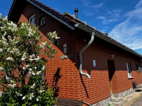 Immobilie in Rauen - Charmantes Einfamilienhaus mit großzügigem Nebengelass in ländlicher Idylle in Rauen! - Bild 0
