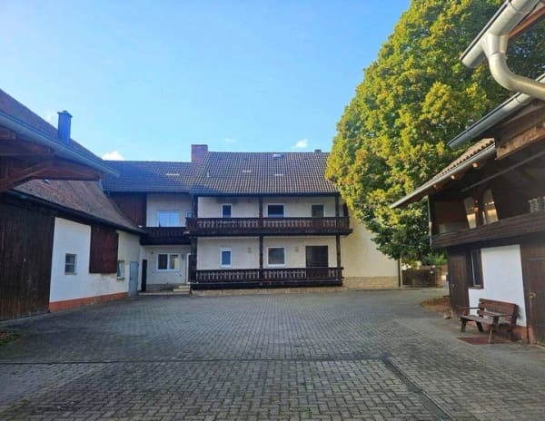 Immobilie in Hallerndorf - Besonderes Anwesen mit viel Platz und Charme in   bei Forchheim - Bild 0