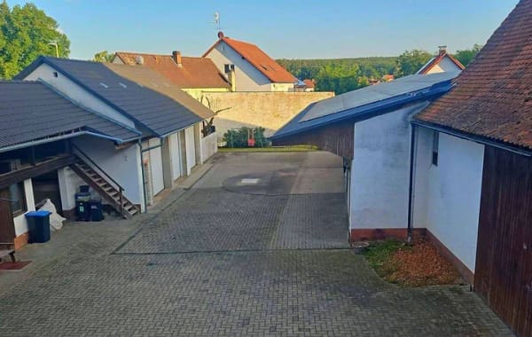 Immobilie in Hallerndorf - Besonderes Anwesen mit viel Platz und Charme in   bei Forchheim - Bild 1