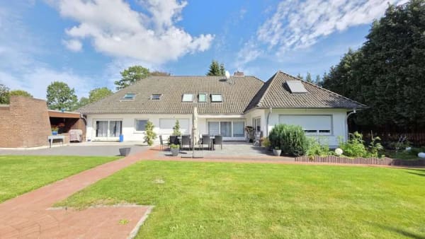 Immobilie in Stuhr - Dreifamilienhaus mit großzügigem Garten, drei Garagen, Terrassen, Keller und zwei Kaminen in Stuhr! - Bild 1