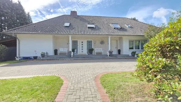 Immobilie in Stuhr - Dreifamilienhaus mit großzügigem Garten, drei Garagen, Terrassen, Keller und zwei Kaminen in Stuhr! - Bild 2
