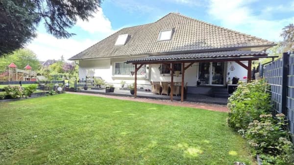 Immobilie in Stuhr - Dreifamilienhaus mit großzügigem Garten, drei Garagen, Terrassen, Keller und zwei Kaminen in Stuhr! - Bild 3