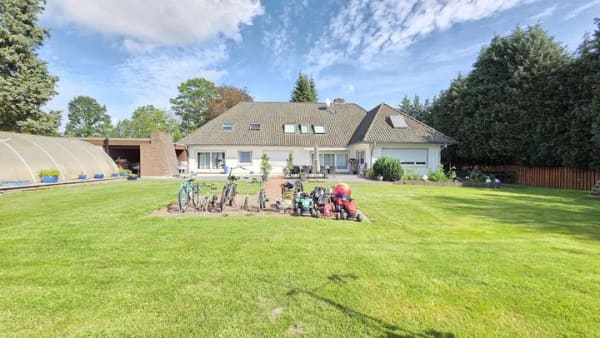 Immobilie in Stuhr - Dreifamilienhaus mit großzügigem Garten, drei Garagen, Terrassen, Keller und zwei Kaminen in Stuhr! - Bild 4