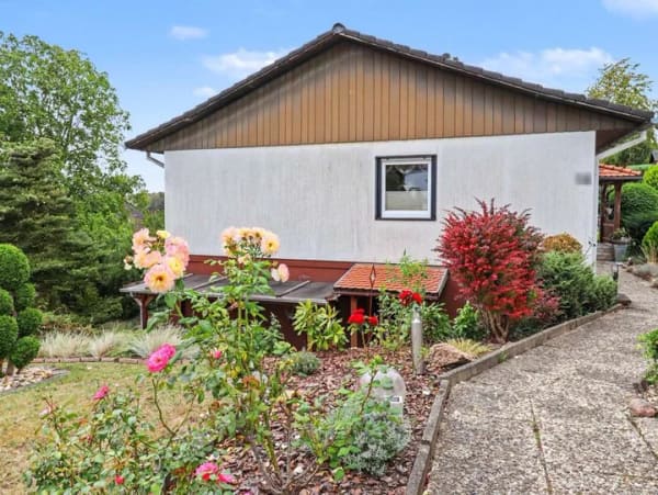 Immobilie in Lamspringe - Lamspringe: Charmanter OKAL-Bungalow mit Wintergarten und schöner Weitsicht auf Erbpachtgrundstück - Bild 0