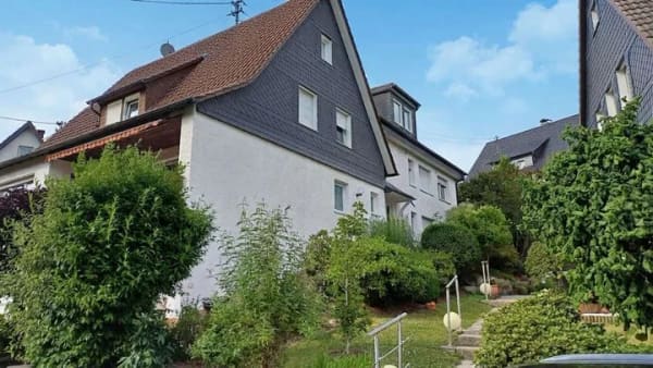 Immobilie in Kirchhundem - Großzügiges Mehrfamilienhaus mit Garage und attraktiven Nutzungsmöglichkeiten in Kirchhundem - Bild 1