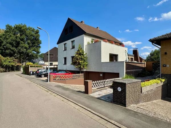 Immobilie in Garbsen - RUDNICK bietet DREI WOHNUNGEN, DIE SICH RECHNEN: MFH mit Garagen in Schloß Ricklingen - Bild 1