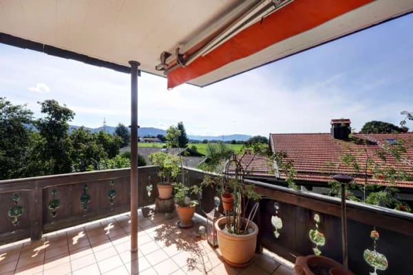 Immobilie in Waakirchen - Wohnen wie im eigenen Haus: 125 m², großer Balkon, Garten & Bergblick - Bild 1