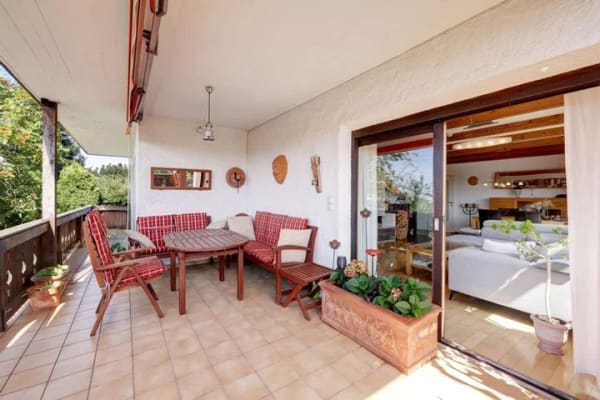 Immobilie in Waakirchen - Wohnen wie im eigenen Haus: 125 m², großer Balkon, Garten & Bergblick - Bild 2
