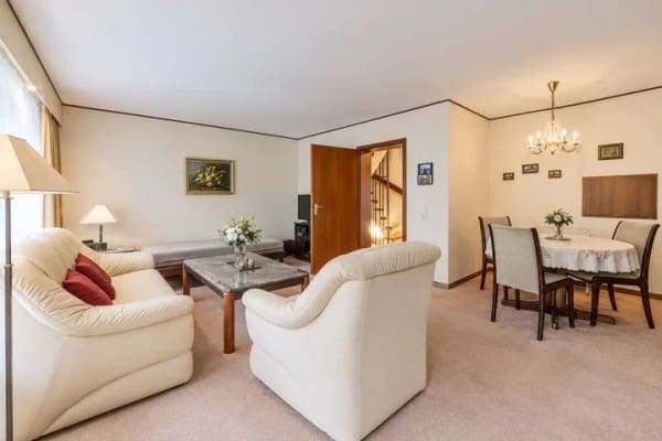 Immobilie in Höhenkirchen-Siegertsbrunn - Charmantes Reihenmittelhaus in Höhenkirchen - Verkauf über digitales Angebotsverfahren - Bild 2