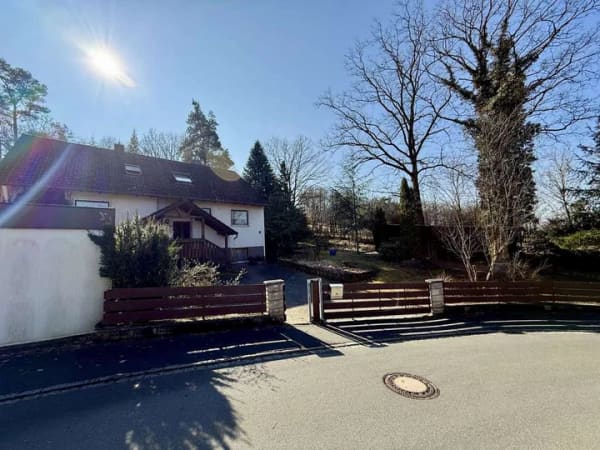 Immobilie in Langenzenn - Einfamilienhaus mit großzügigem Grundstück und eigenem Waldanteil Langenzenn-Heinersdorf - Bild 1