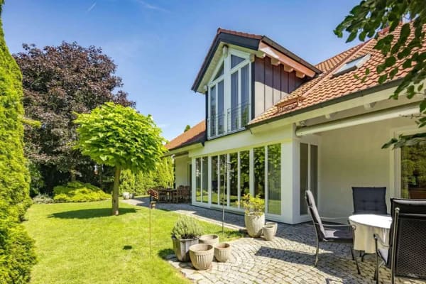 Immobilie in Oberding - Gepflegtes Einfamilienhaus mit Wohlfühlambiente, uneinsehbarer Garten-Oase und Photovoltaik - Bild 0