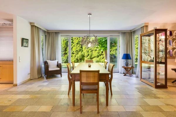 Immobilie in Oberding - Gepflegtes Einfamilienhaus mit Wohlfühlambiente, uneinsehbarer Garten-Oase und Photovoltaik - Bild 2