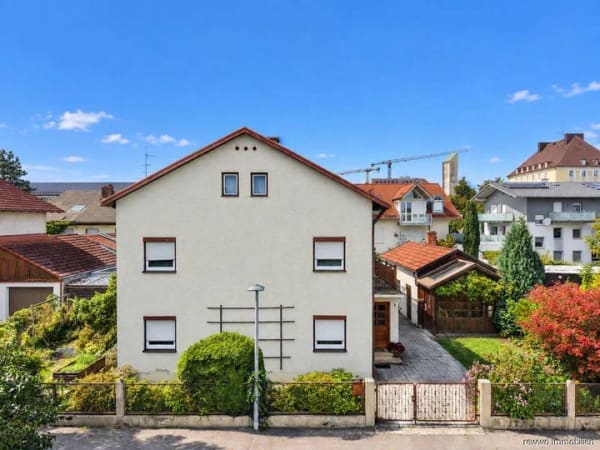 Immobilie in Burghausen - Großzügiges Einfamilienhaus mit ca. 160 m² Wohnfläche, 7 Zimmern, Terrasse und Doppelgarage - Bild 1