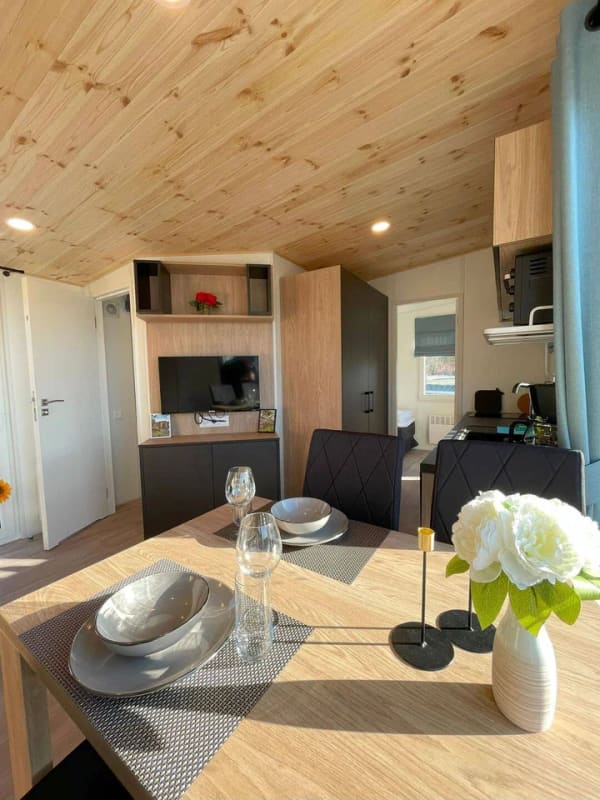 Immobilie in Wackersdorf - Kompaktes Design-Chalet "Chalet One": Ein lichtdurchflutetes Refugium für modernes Wohnen mit höchster Energieeffizienz - Bild 2