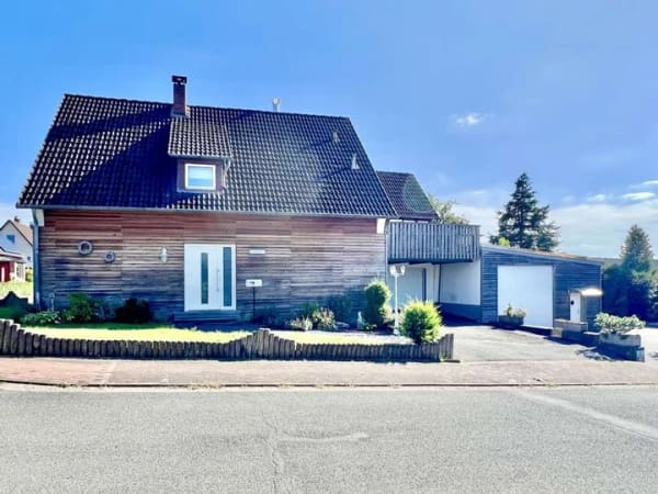 Immobilie in Barntrup - Einfamilienhaus mit großem Garten und Werkstatt-Halle - Bild 0