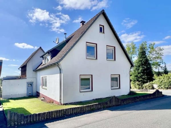 Immobilie in Barntrup - Einfamilienhaus mit großem Garten und Werkstatt-Halle - Bild 1