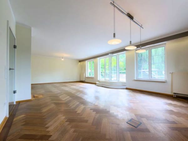 Immobilie in Weitramsdorf - Stilvolle Fabrikantenvilla mit großzügigem Grundstück und direktem Zugang zum Wald - Bild 2