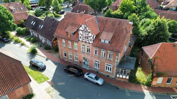Immobilie in Ebstorf - Entwicklungsstarkes Mehrfamilienhaus mit sieben Wohneinheiten und zusätzlichem Bebauungspotenzial - Bild 0