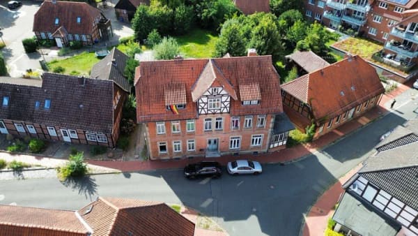 Immobilie in Ebstorf - Entwicklungsstarkes Mehrfamilienhaus mit sieben Wohneinheiten und zusätzlichem Bebauungspotenzial - Bild 1